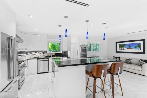 House in Coral Gables, Florida 3 bedrooms, 165.74 sq.m. № 1930539 - photo 11