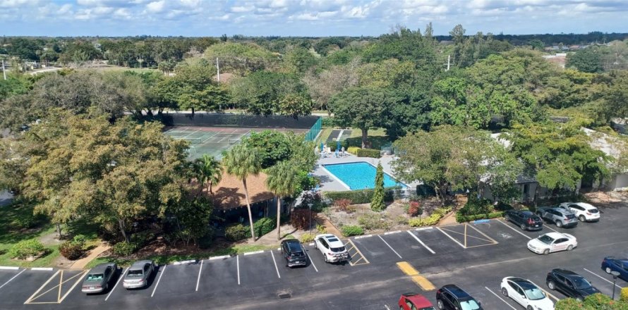 Condo in Lauderhill, Florida, 2 bedrooms № 1018246