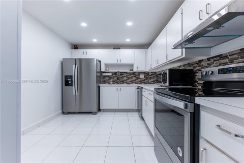 Copropriété à louer à Hallandale Beach, Floride: 2 chambres, 130.06 m2 № 2060781 - photo 7