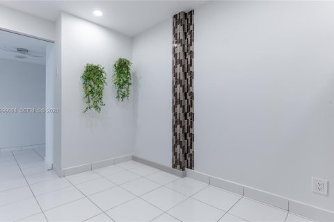 Copropriété à louer à Hallandale Beach, Floride: 2 chambres, 130.06 m2 № 2060781 - photo 12