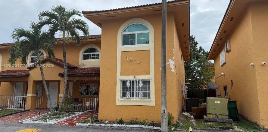 Condominio en Hialeah, Florida, 3 dormitorios № 1705557