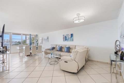 Condominio en venta en Sunny Isles Beach, Florida, 2 dormitorios, 118.45 m2 № 1994909 - foto 6