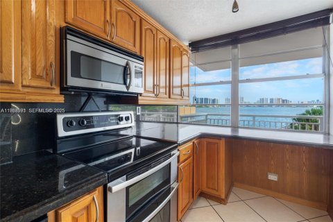 Condominio en venta en Sunny Isles Beach, Florida, 2 dormitorios, 118.45 m2 № 1994909 - foto 3