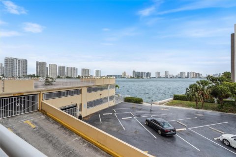 Condominio en venta en Sunny Isles Beach, Florida, 2 dormitorios, 118.45 m2 № 1994909 - foto 22