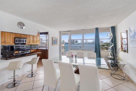 Condominio en Sunny Isles Beach, Florida, 2 dormitorios  № 1994909