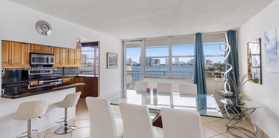 Condominio en Sunny Isles Beach, Florida, 2 dormitorios  № 1994909