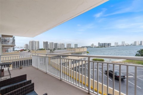 Condominio en venta en Sunny Isles Beach, Florida, 2 dormitorios, 118.45 m2 № 1994909 - foto 9