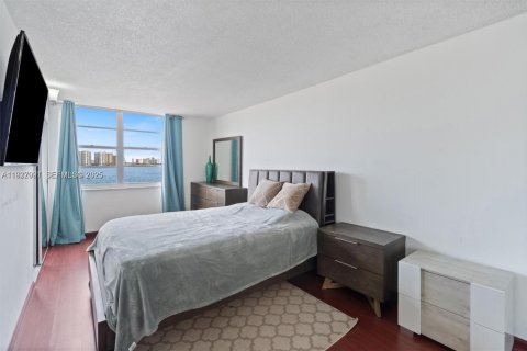 Condominio en venta en Sunny Isles Beach, Florida, 2 dormitorios, 118.45 m2 № 1994909 - foto 11