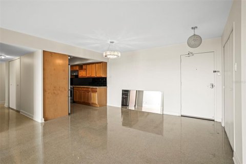 Condo in Treasure Island, Florida, 2 bedrooms  № 1750043 - photo 10