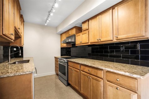 Condo in Treasure Island, Florida, 2 bedrooms  № 1750043 - photo 11