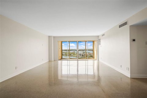 Condo in Treasure Island, Florida, 2 bedrooms  № 1750043 - photo 5