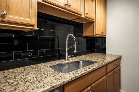Condo in Treasure Island, Florida, 2 bedrooms  № 1750043 - photo 15