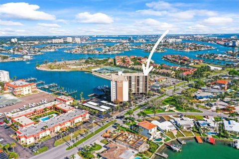 Condo in Treasure Island, Florida, 2 bedrooms  № 1750043 - photo 1