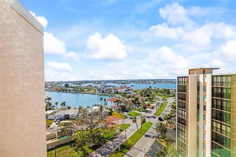 Condo in Treasure Island, Florida, 2 bedrooms  № 1750043 - photo 30