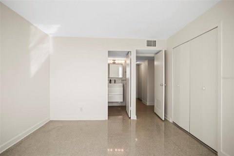 Condo in Treasure Island, Florida, 2 bedrooms  № 1750043 - photo 22