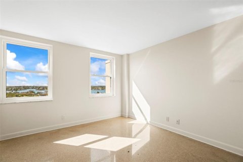 Condo in Treasure Island, Florida, 2 bedrooms  № 1750043 - photo 17