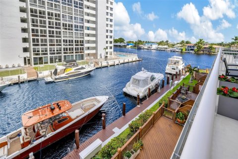 Condo in Fort Lauderdale, Florida, 3 bedrooms  № 1882391 - photo 21
