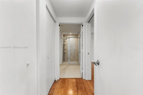 Condo in Miami, Florida, 2 bedrooms  № 1996252 - photo 29