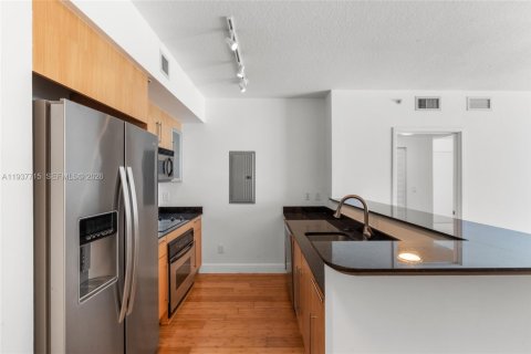 Condo in Miami, Florida, 2 bedrooms  № 1996252 - photo 11