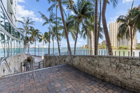 Condo in Miami, Florida, 2 bedrooms  № 1996252 - photo 7