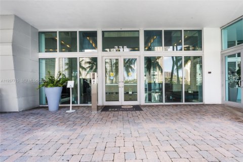 Condo in Miami, Florida, 2 bedrooms  № 1996252 - photo 4