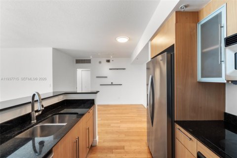 Condo in Miami, Florida, 2 bedrooms  № 1996252 - photo 15