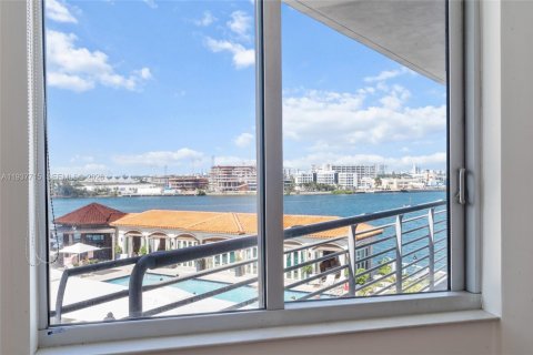 Condo in Miami, Florida, 2 bedrooms  № 1996252 - photo 24