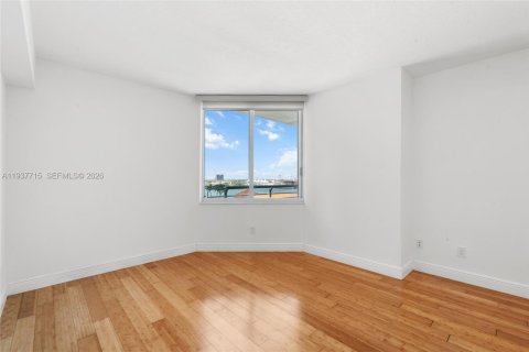 Condo in Miami, Florida, 2 bedrooms  № 1996252 - photo 23
