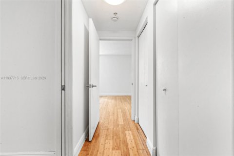 Condo in Miami, Florida, 2 bedrooms  № 1996252 - photo 30