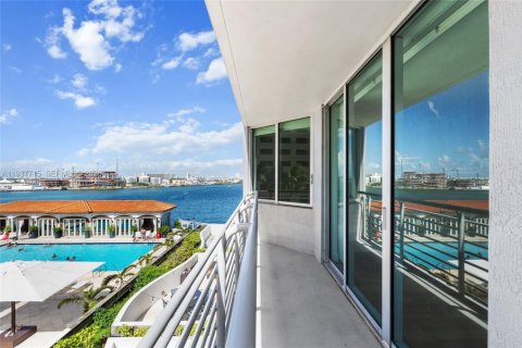 Condo in Miami, Florida, 2 bedrooms  № 1996252 - photo 2