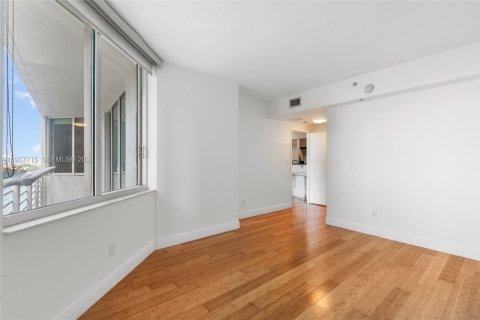 Condo in Miami, Florida, 2 bedrooms  № 1996252 - photo 25