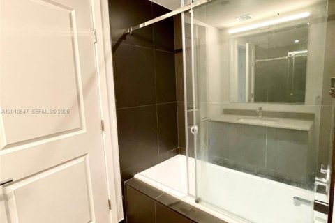 Condominio en alquiler en Miami, Florida, 1 dormitorio, 78.97 m2 № 2154316 - foto 13