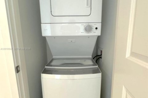 Condominio en alquiler en Miami, Florida, 1 dormitorio, 78.97 m2 № 2154316 - foto 14