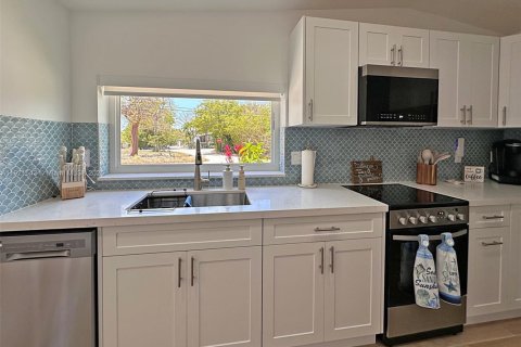 House in Key Largo, Florida 2 bedrooms, 65.03 sq.m. № 1975636 - photo 8