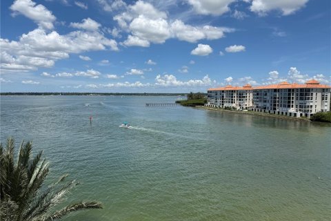 Condo in Saint Petersburg, Florida, 3 bedrooms № 2207557 - photo 3