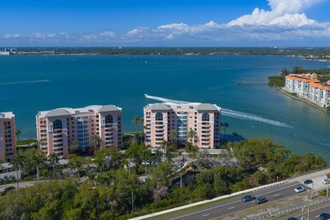 Condo in Saint Petersburg, Florida, 3 bedrooms № 2207557 - photo 6