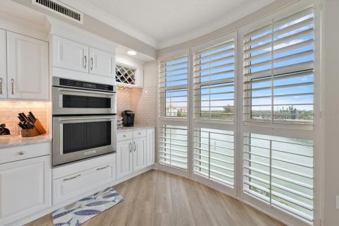 Condo in Saint Petersburg, Florida, 3 bedrooms № 2207557 - photo 16