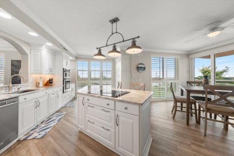 Condo in Saint Petersburg, Florida, 3 bedrooms № 2207557 - photo 12