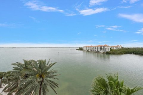 Condo in Saint Petersburg, Florida, 3 bedrooms № 2207557 - photo 21