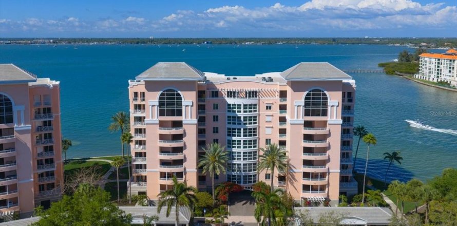 Condo in Saint Petersburg, Florida, 3 bedrooms № 2207557