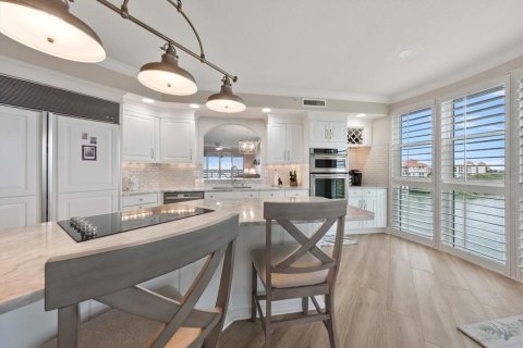 Condo in Saint Petersburg, Florida, 3 bedrooms № 2207557 - photo 14