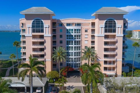 Condo in Saint Petersburg, Florida, 3 bedrooms № 2207557 - photo 2