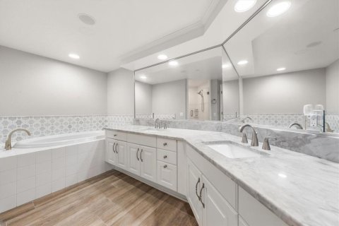 Condo in Saint Petersburg, Florida, 3 bedrooms № 2207557 - photo 17