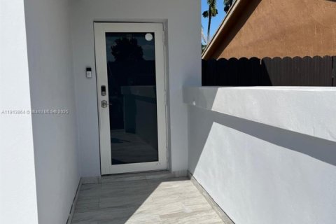 Снять в аренду виллу или дом в Майами, Флорида 3 спальни, 146.51м2, № 1968518 - фото 3