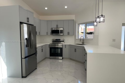 Снять в аренду виллу или дом в Майами, Флорида 3 спальни, 146.51м2, № 1968518 - фото 8
