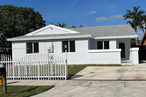 Снять в аренду виллу или дом в Майами, Флорида 3 спальни, 146.51м2, № 1968518 - фото 2