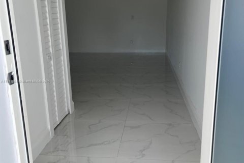 Снять в аренду виллу или дом в Майами, Флорида 3 спальни, 146.51м2, № 1968518 - фото 17
