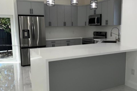 Снять в аренду виллу или дом в Майами, Флорида 3 спальни, 146.51м2, № 1968518 - фото 7