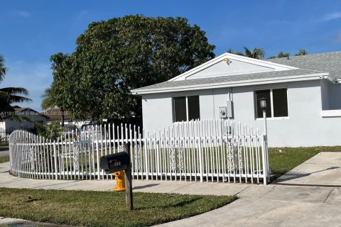 Снять в аренду виллу или дом в Майами, Флорида 3 спальни, 146.51м2, № 1968518 - фото 1