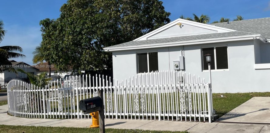 Дом в Майами, Флорида 3 спальни, 146.51м2 № 1968518